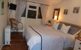 Log Cabin, Conveniently Situated Halfway Between Stratford And Warwick